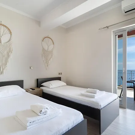 Nirvana Homes Apartament *